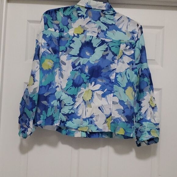 Ruby Rd favorites blue multicolor button crop top - Picture 3 of 12